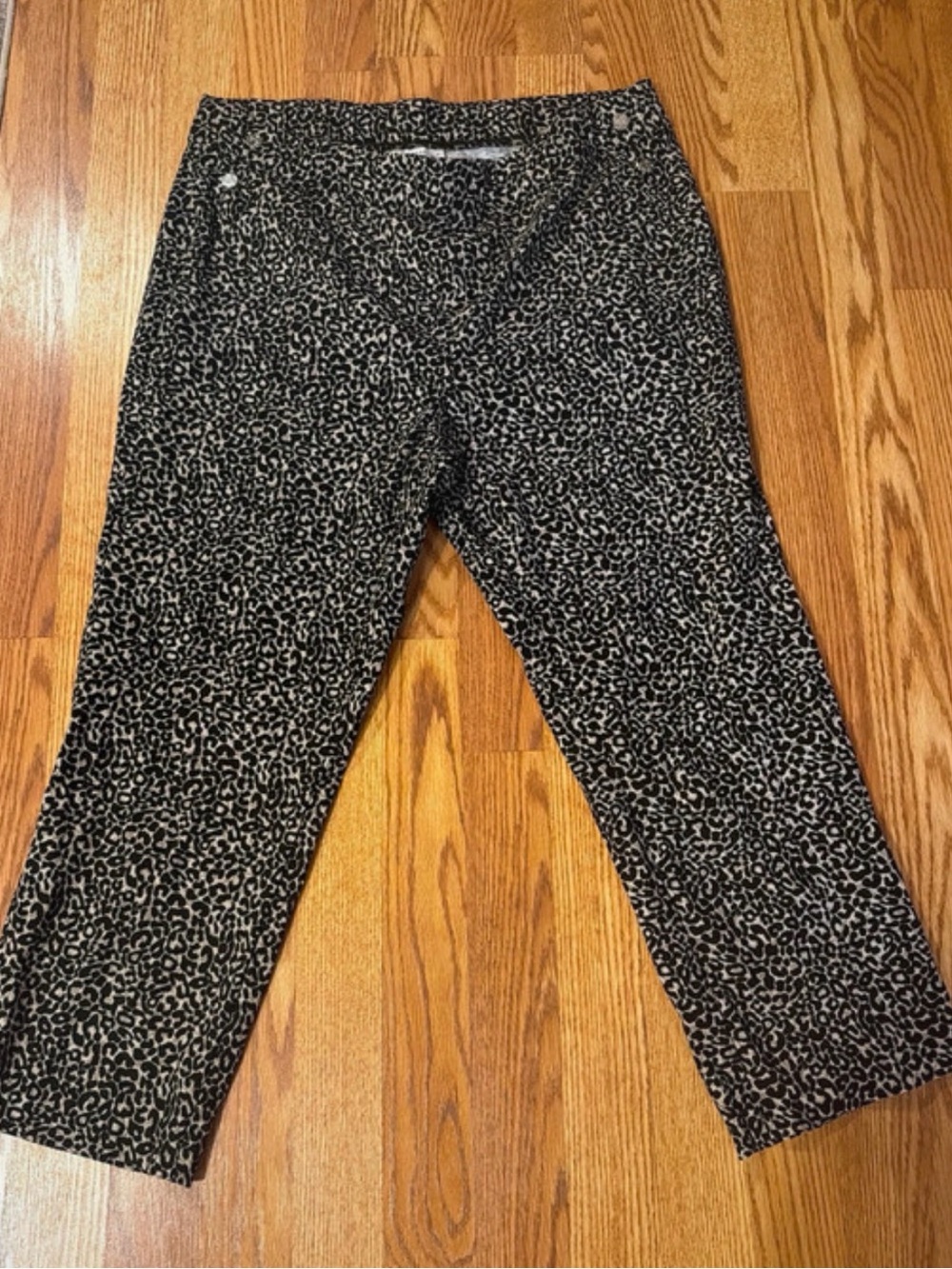 Rafaella Black and Gray Leopard Print Capris